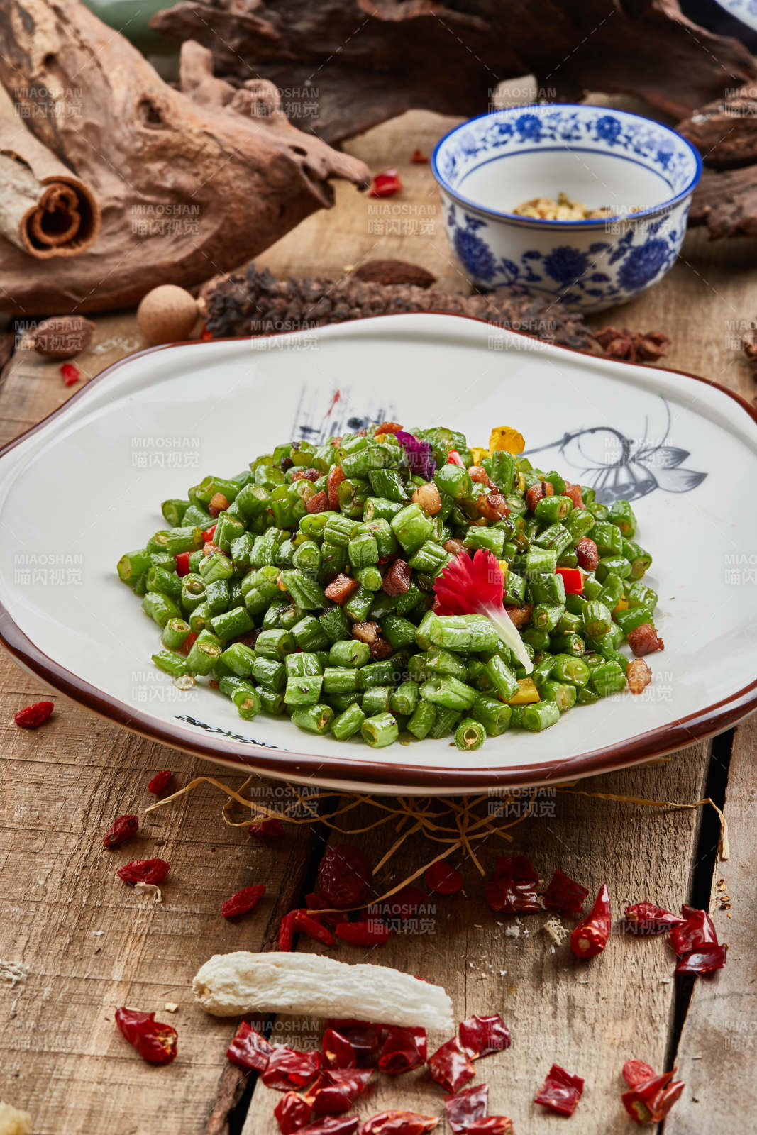 精美餐具装的小炒豇豆图片