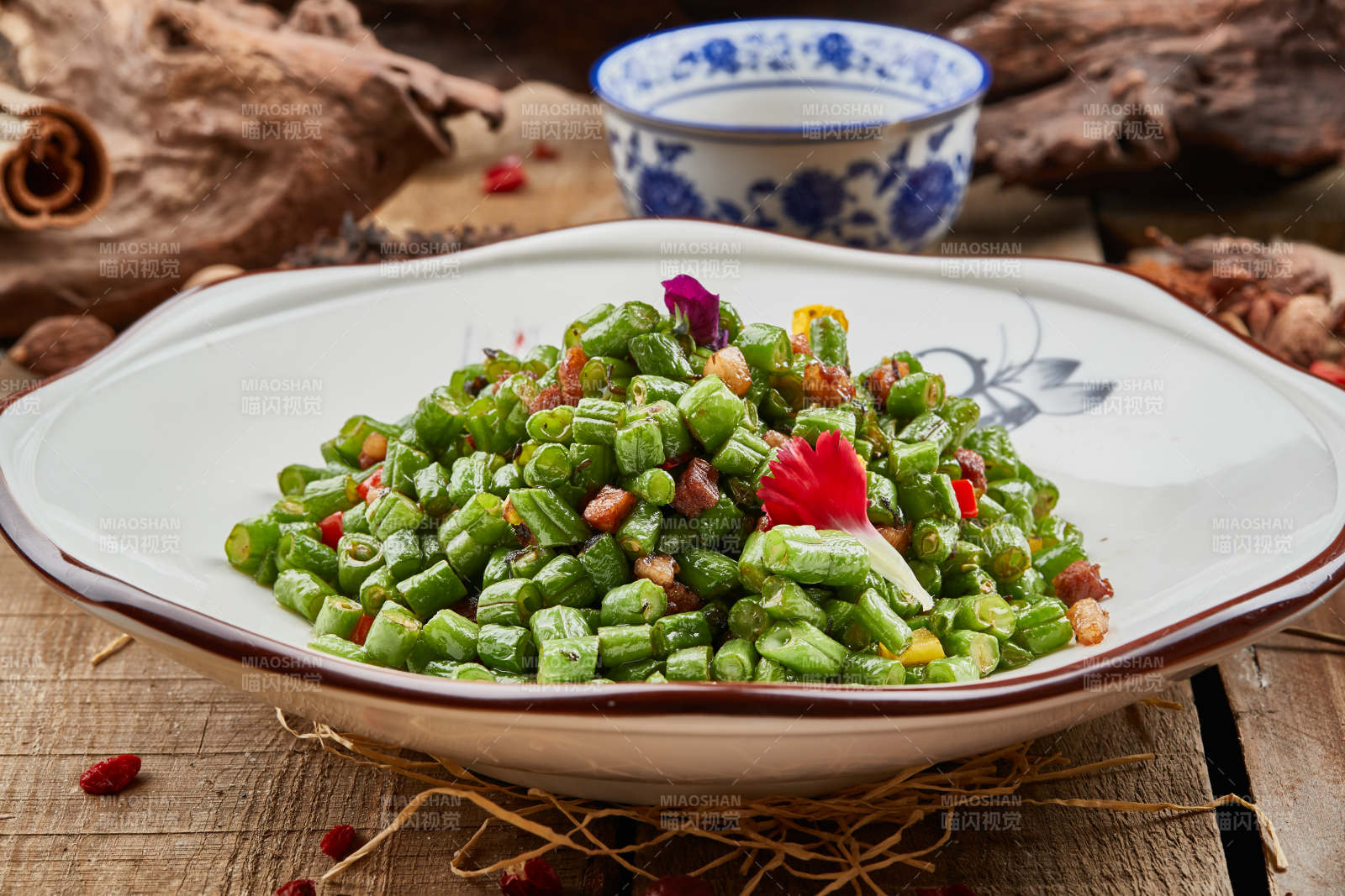 精美餐具装的小炒豇豆图片