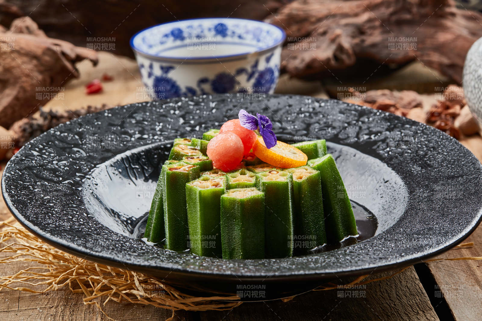 风味捞汁秋葵图片