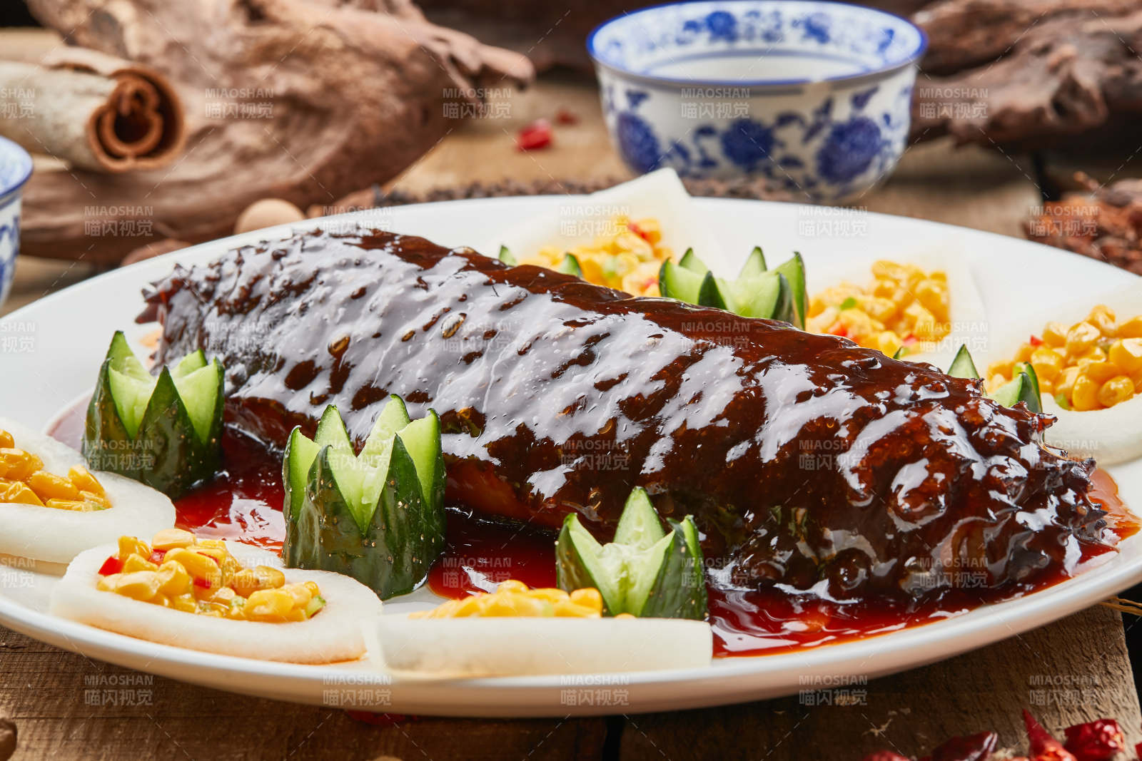 精美餐具装的山珍菌酱寿桃梅花参图片