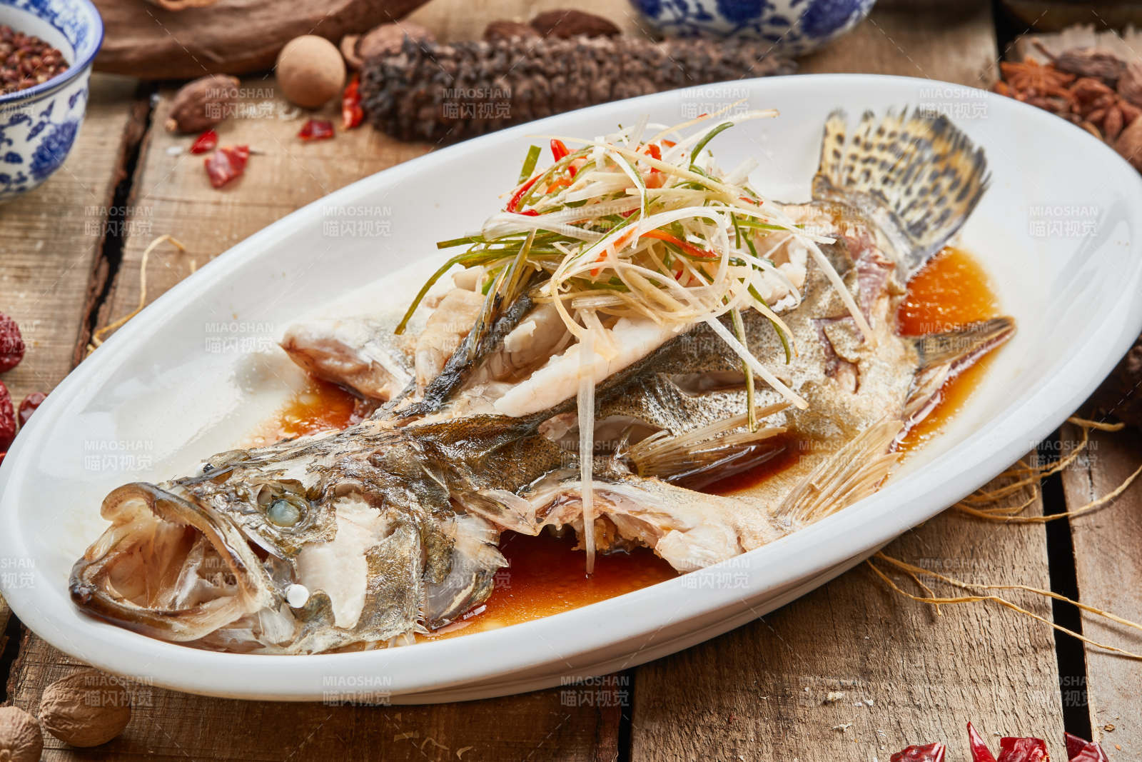 浇汁清蒸桂鱼图片