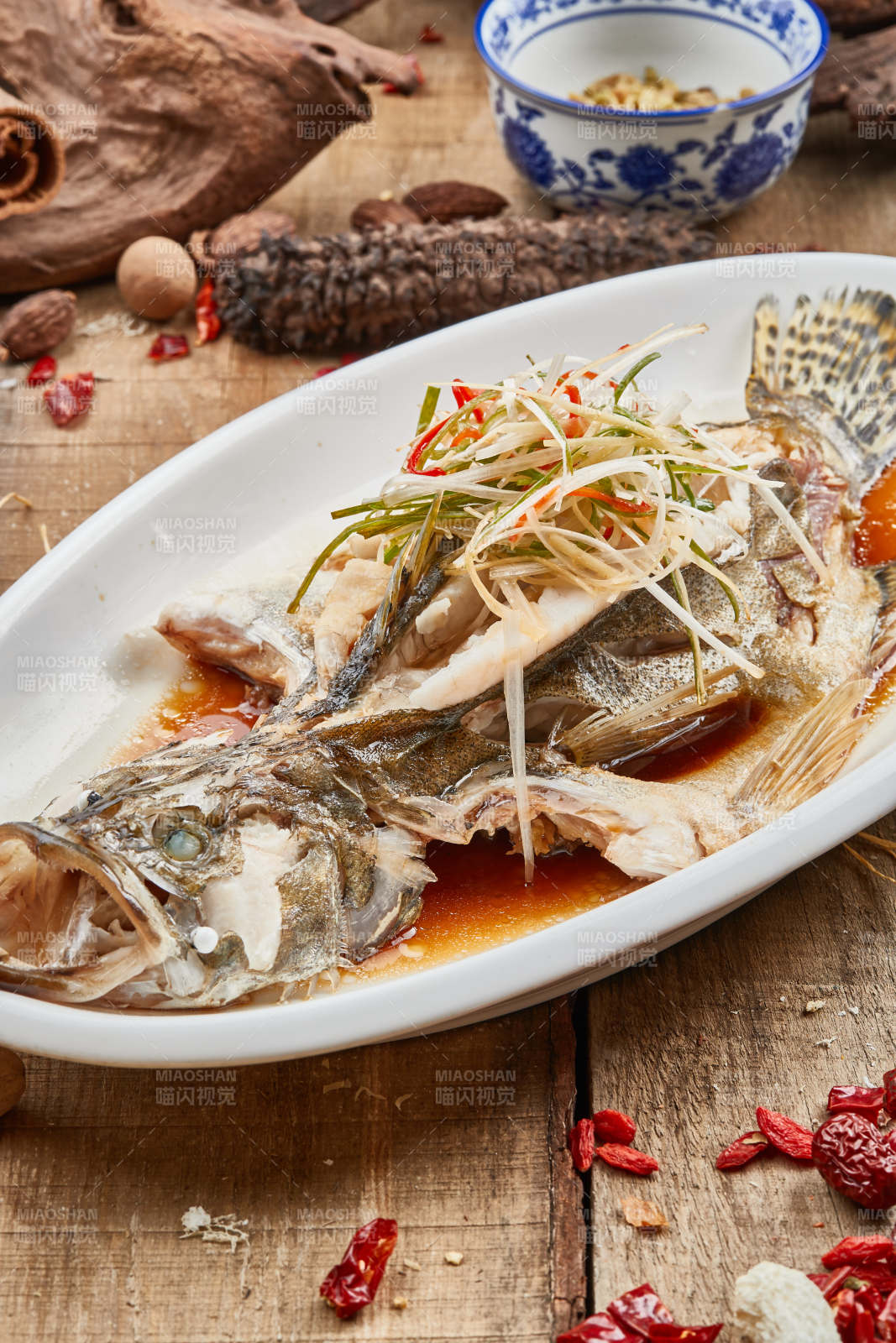 浇汁清蒸桂鱼图片