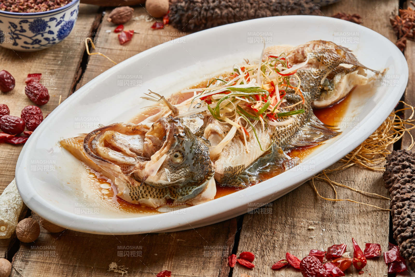 浇汁清蒸桂鱼图片