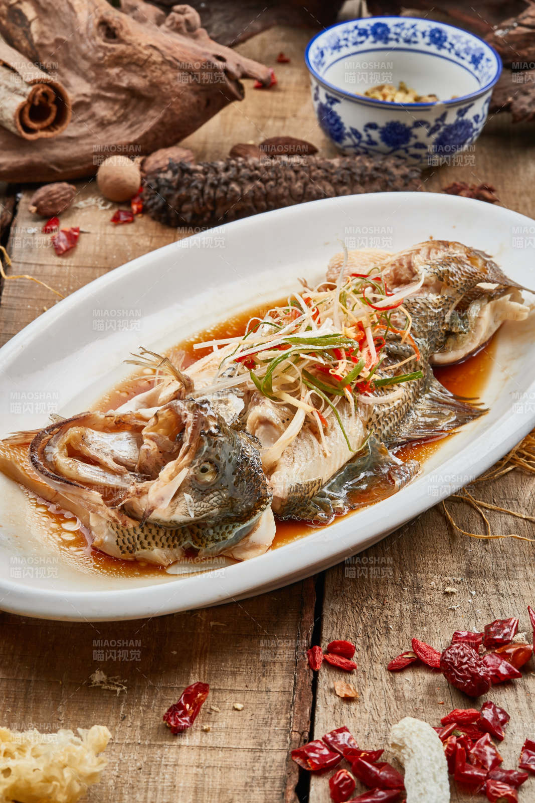 浇汁清蒸桂鱼图片