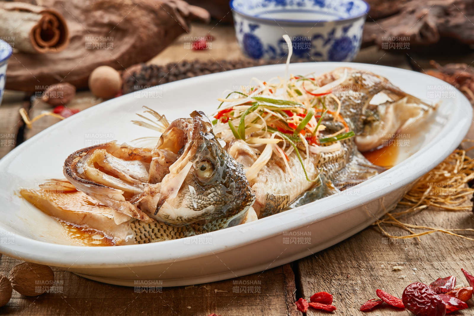 浇汁清蒸桂鱼图片