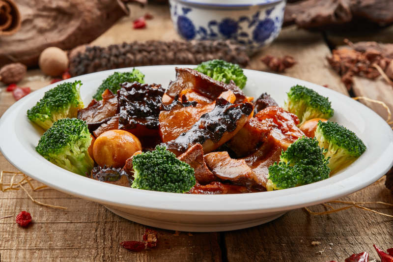 葱烧鹌鹑蛋蹄筋梅花参图片