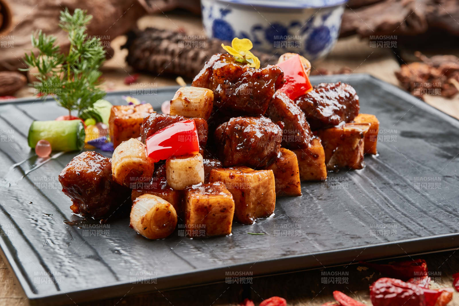 黑胡椒葱烧牛仔粒图片