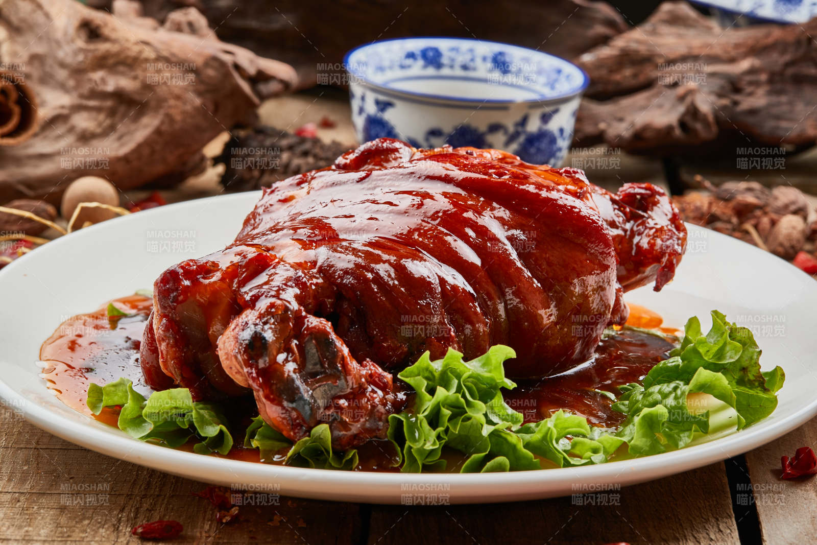 浇汁红扒肘子图片