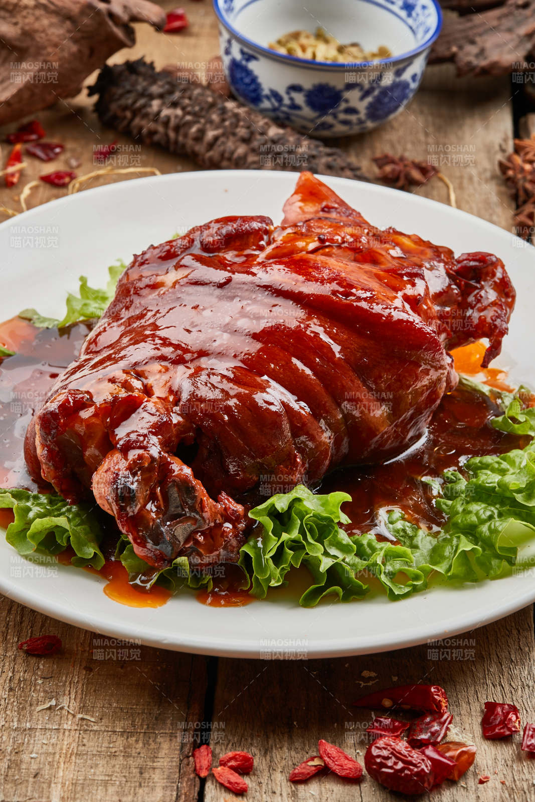 浇汁红扒肘子图片