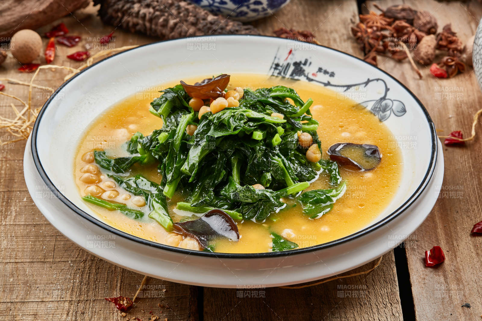 浓汤黄豆木耳闷菠菜图片
