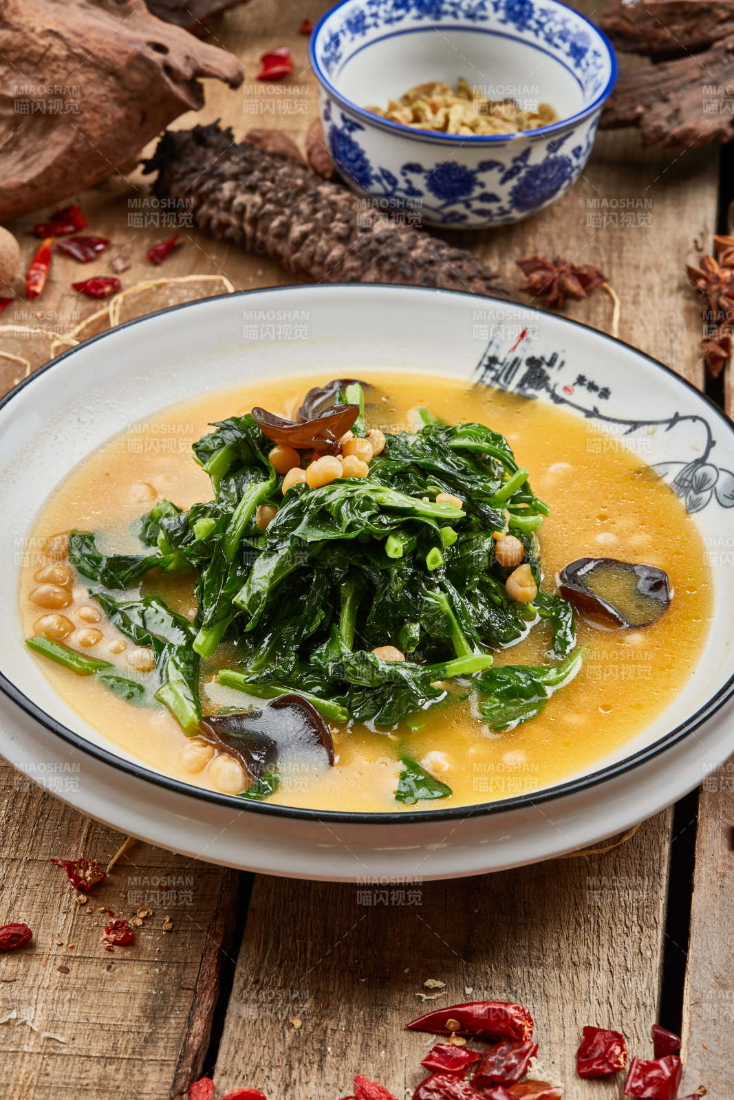 浓汤黄豆木耳闷菠菜图片