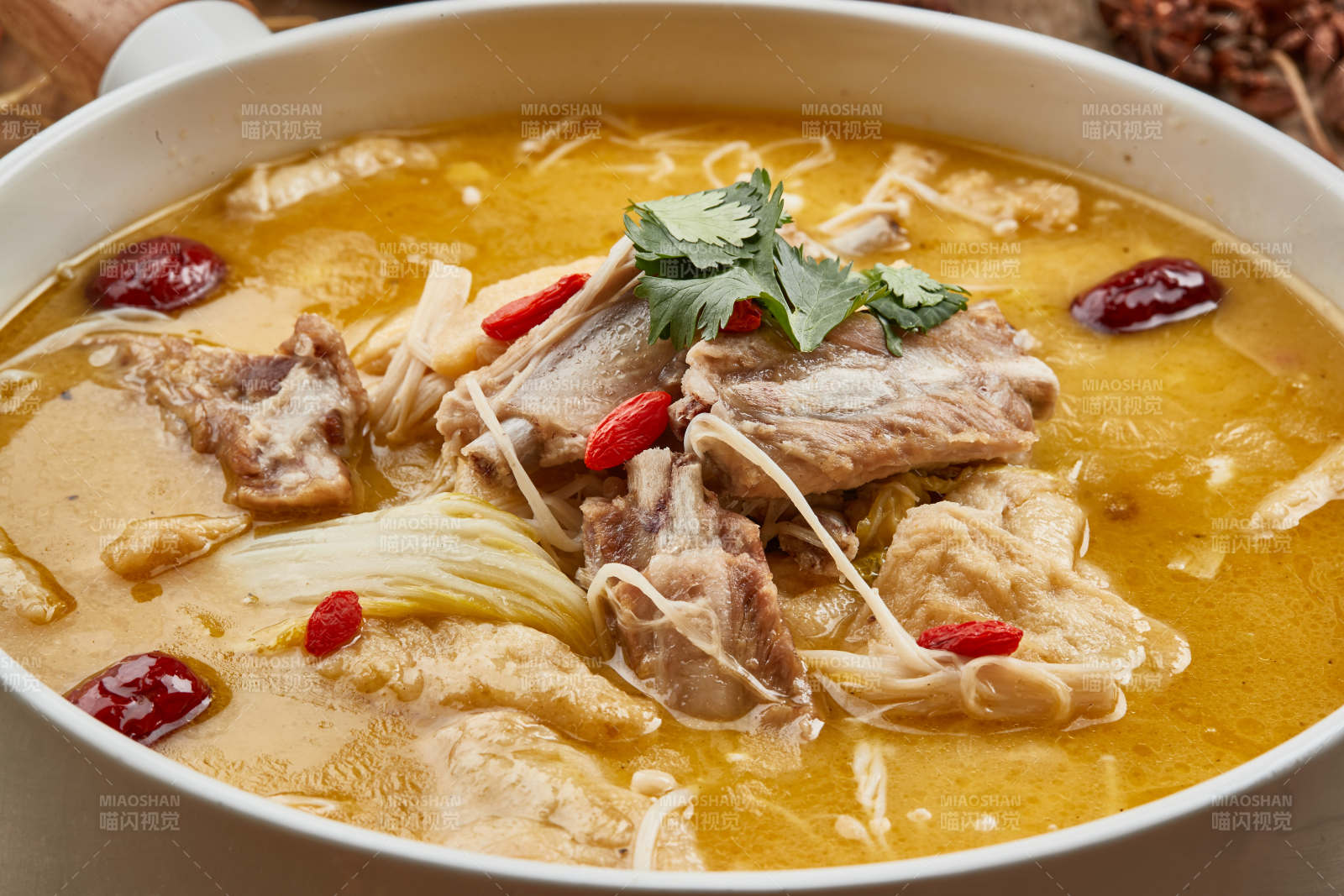 山珍乱炖红枣排骨鸡脯食用菌图片