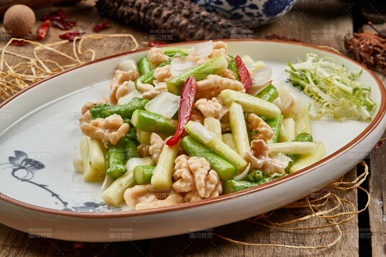 芦笋鲜桃仁图片