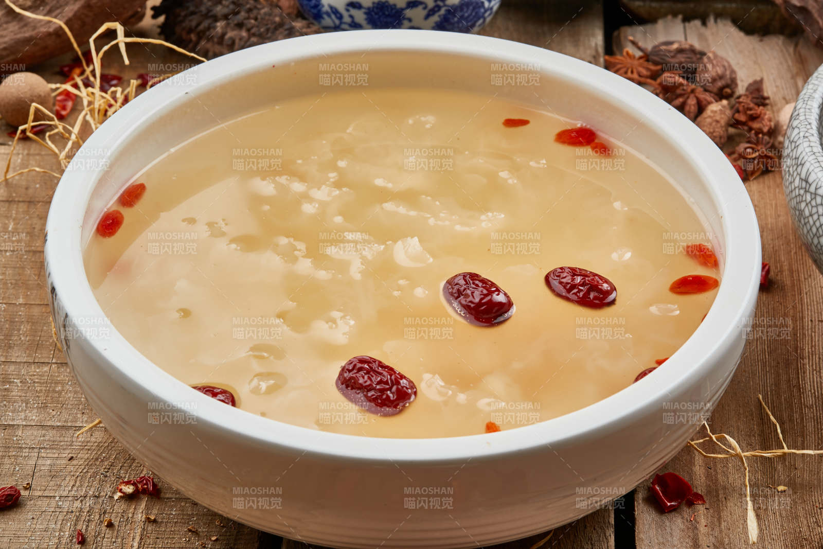 枸杞红枣银耳汤图片