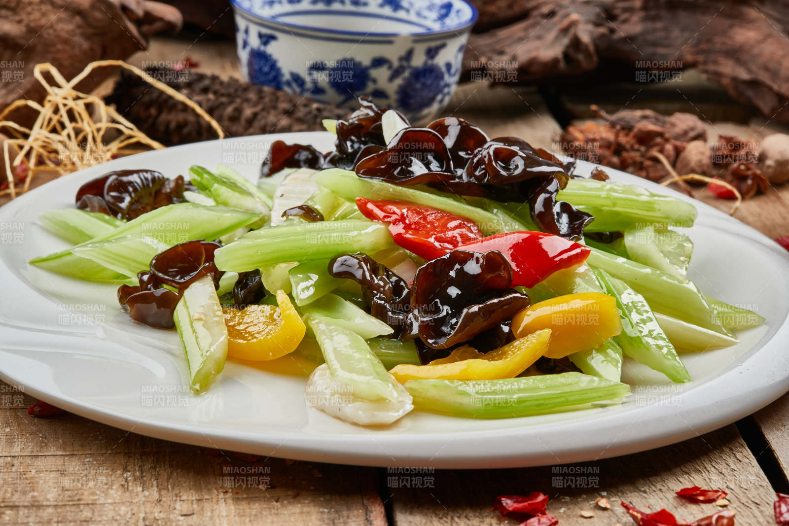 西芹木耳炒百合图片