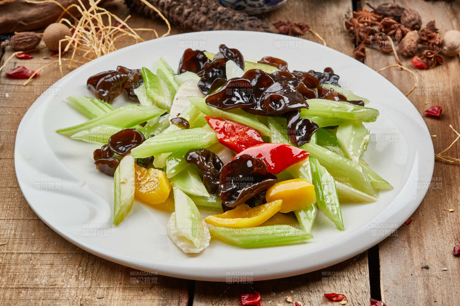 西芹木耳炒百合图片