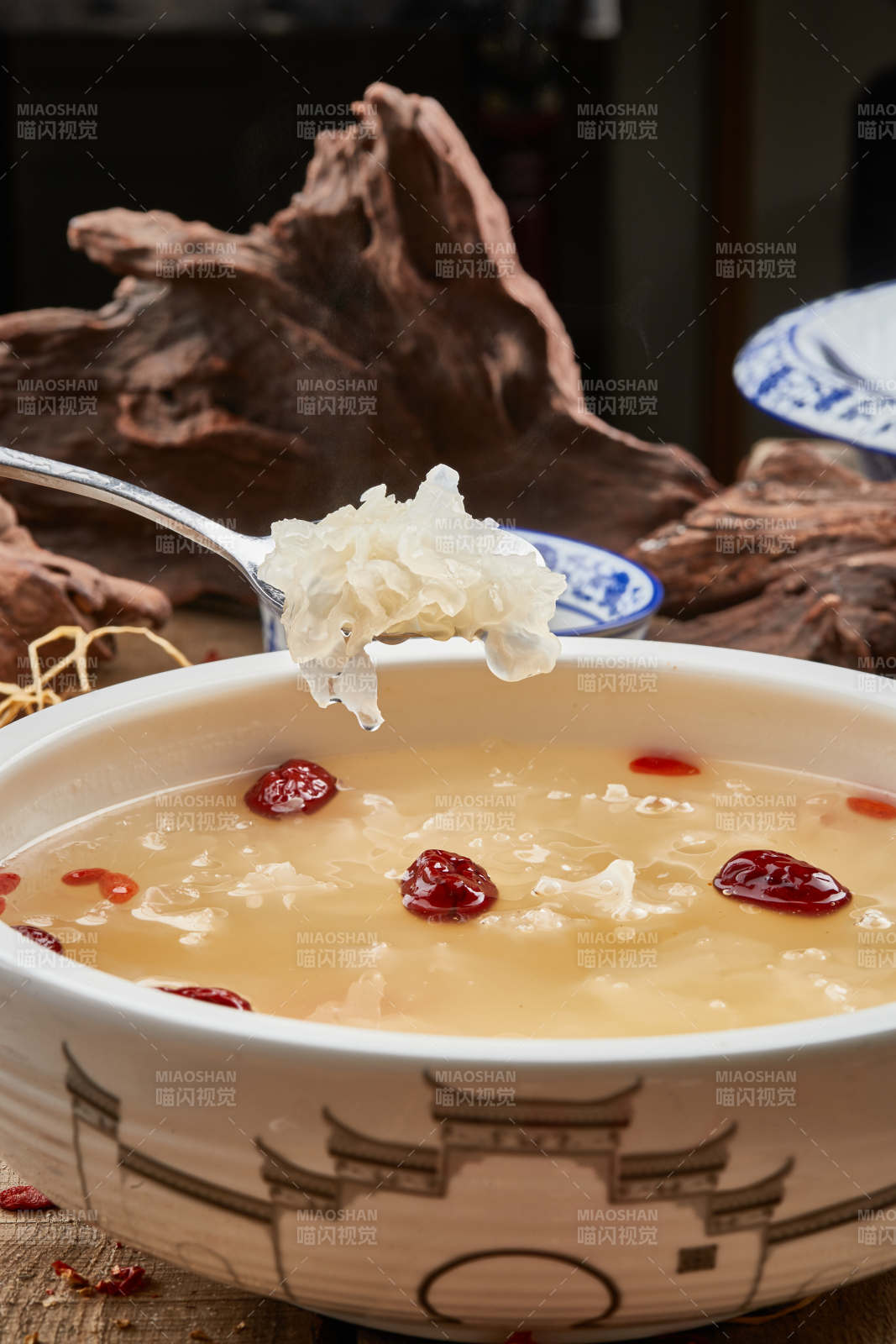 枸杞红枣银耳汤图片