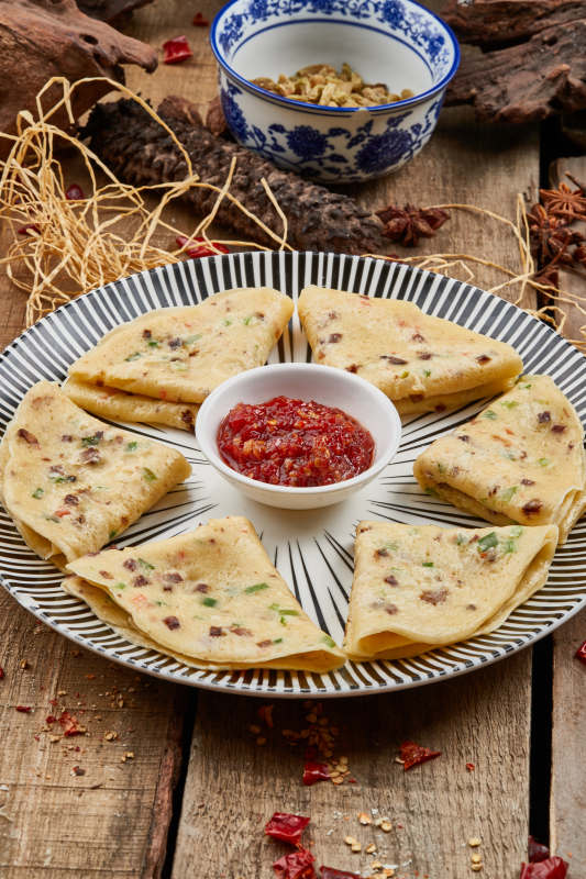 蘸酱葱香鸡蛋饼图片