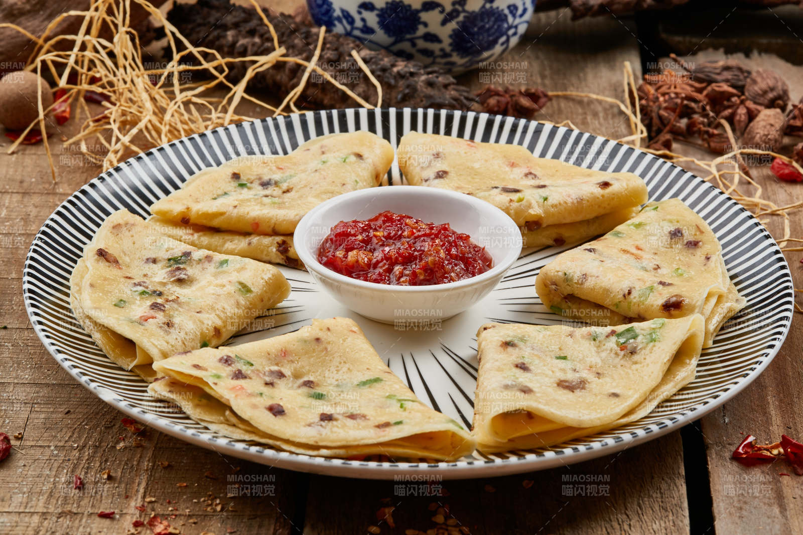 蘸酱葱香鸡蛋饼图片