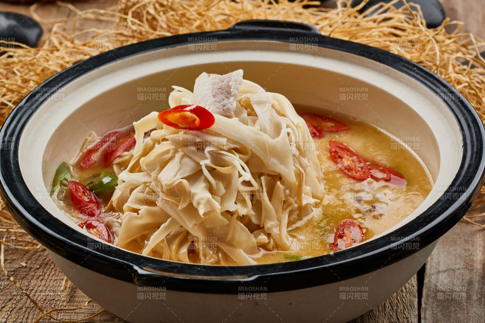 砂锅酸汤鸭掌酸辣鸭掌图片