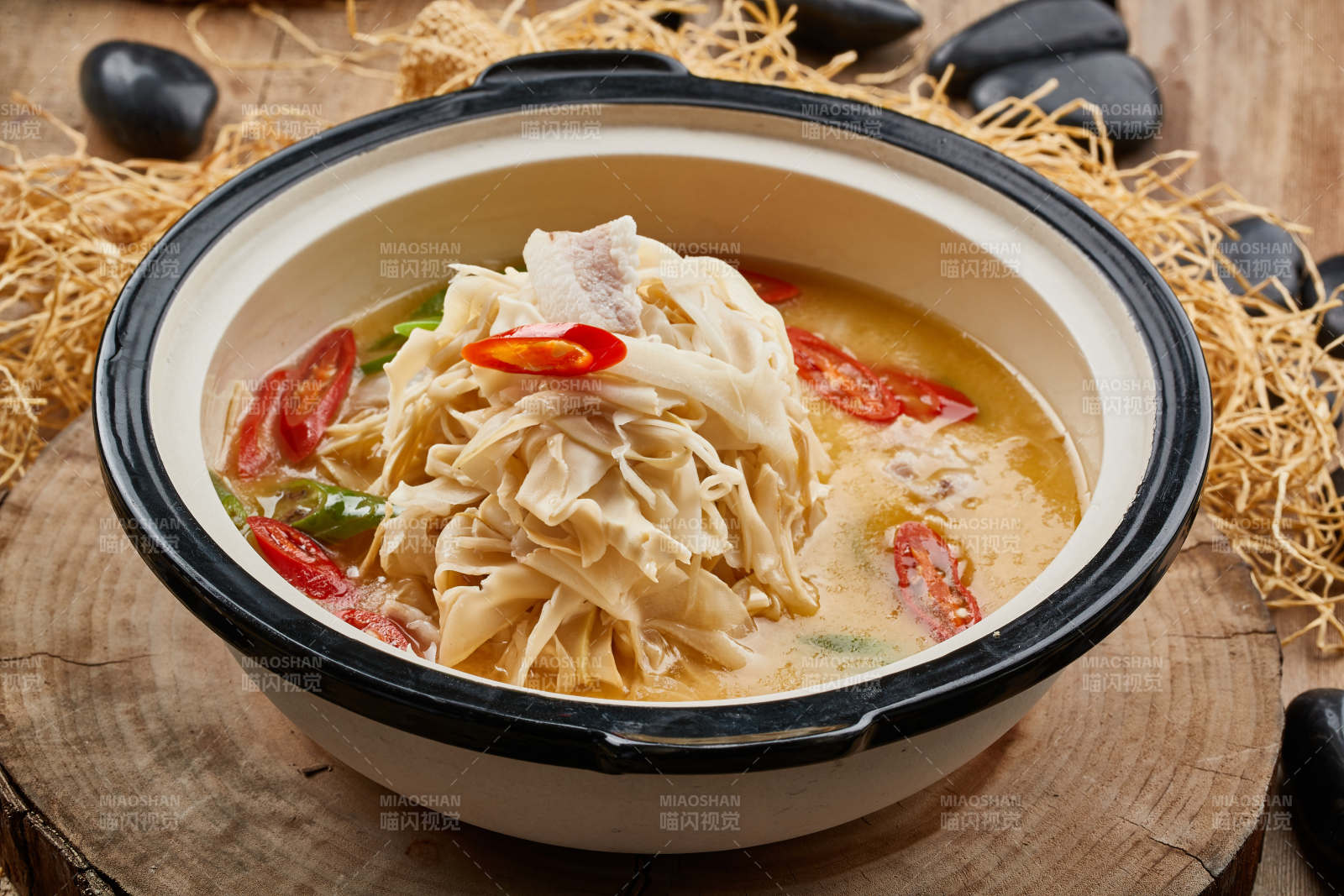 砂锅酸汤鸭掌酸辣鸭掌图片