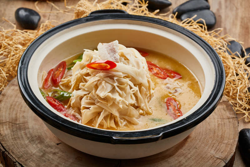 砂锅酸汤鸭掌酸辣鸭掌图片