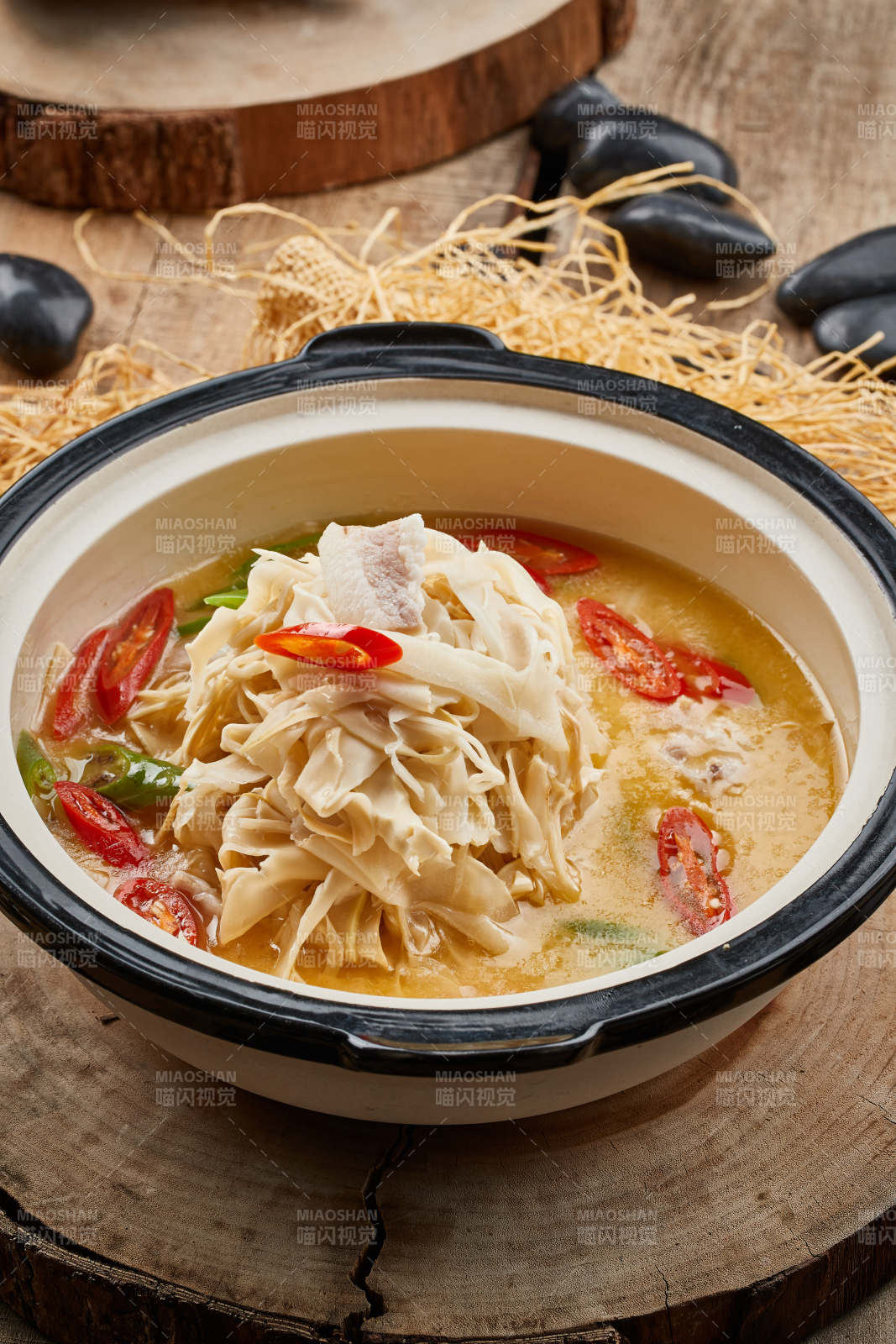 砂锅酸汤鸭掌酸辣鸭掌图片