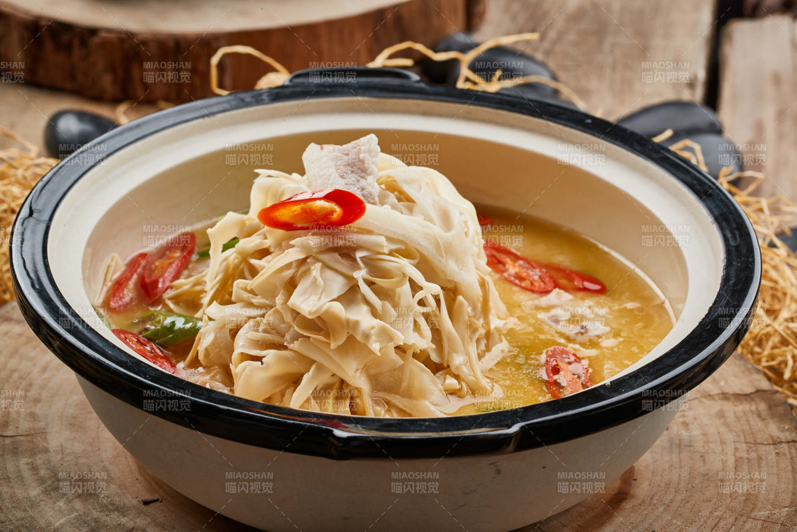 砂锅酸汤鸭掌酸辣鸭掌图片