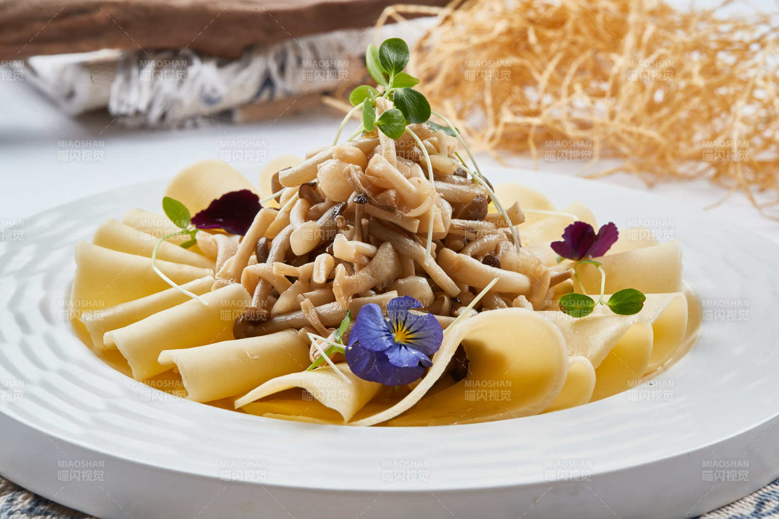 春饼卷凉拌白玉菇图片