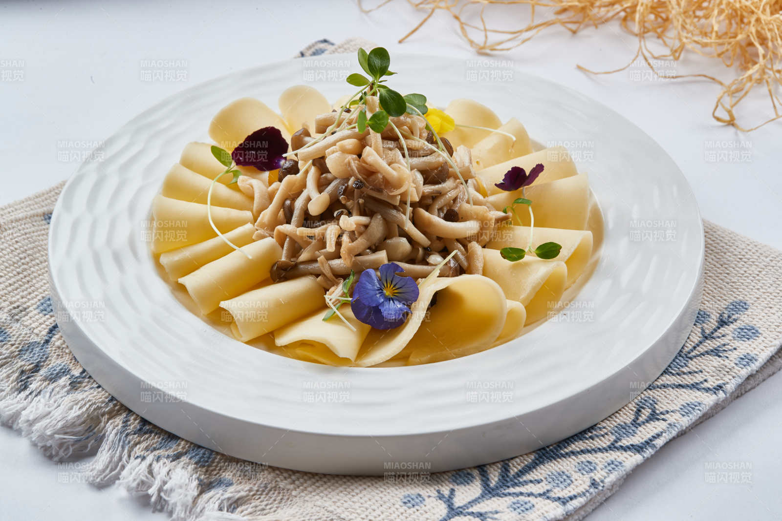 春饼卷凉拌白玉菇图片