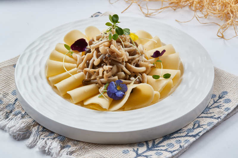 春饼卷凉拌白玉菇图片