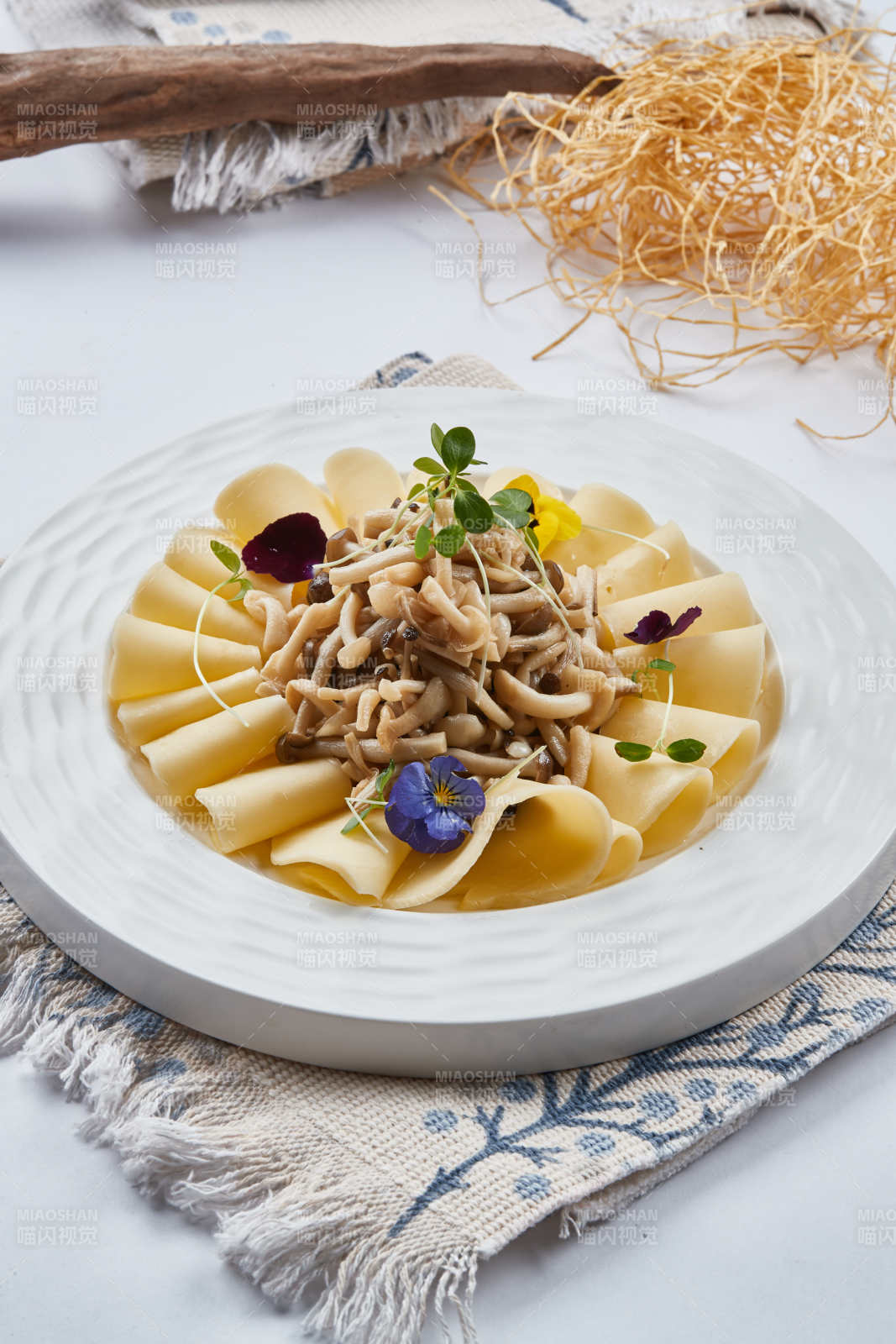 春饼卷凉拌白玉菇图片