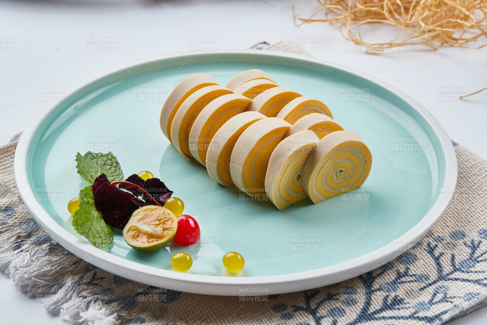 白色瓷盘组昂的豆腐皮熏肉卷切片图片