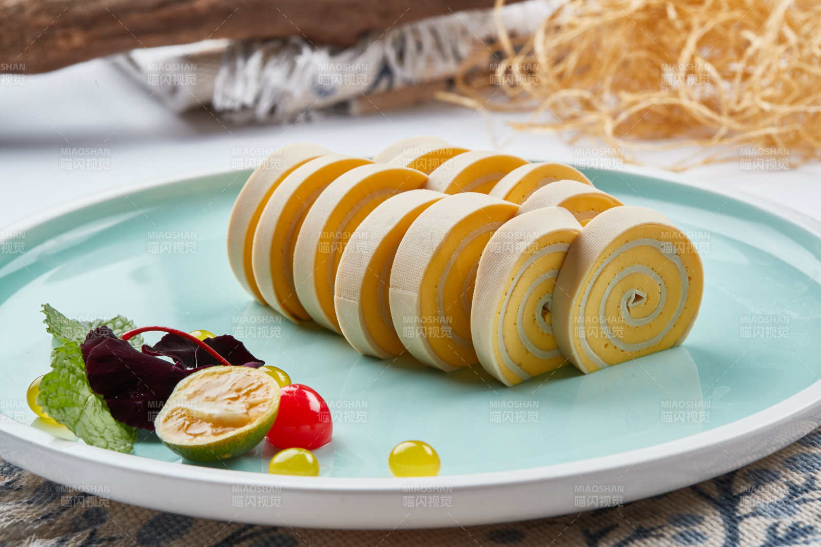 白色瓷盘组昂的豆腐皮熏肉卷切片图片