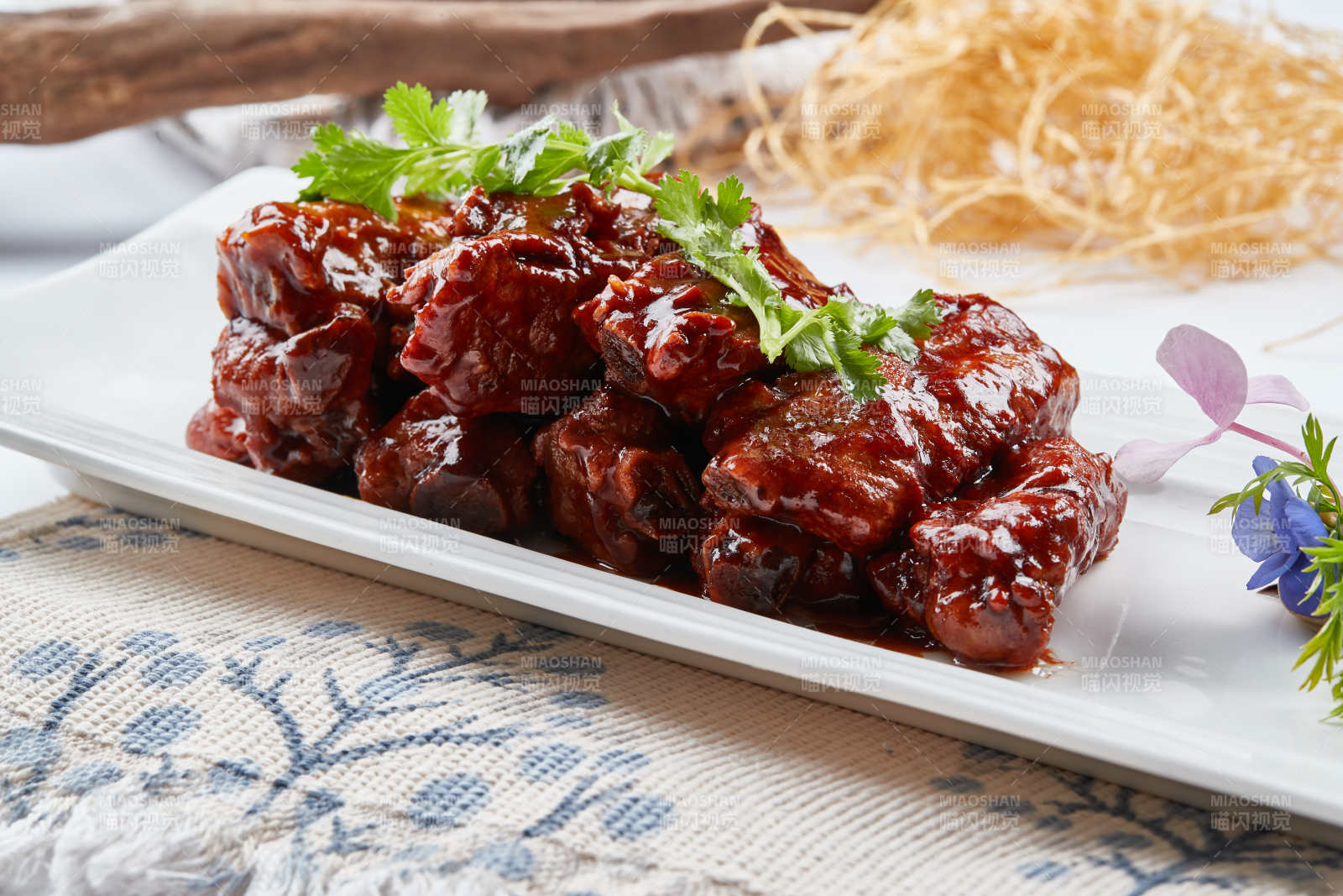 酱香肠衣猪肋排图片