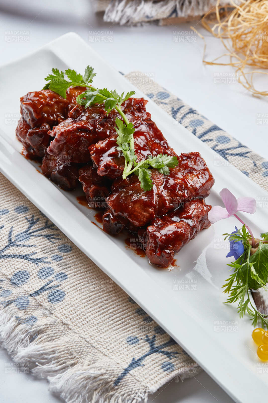 酱香肠衣猪肋排图片