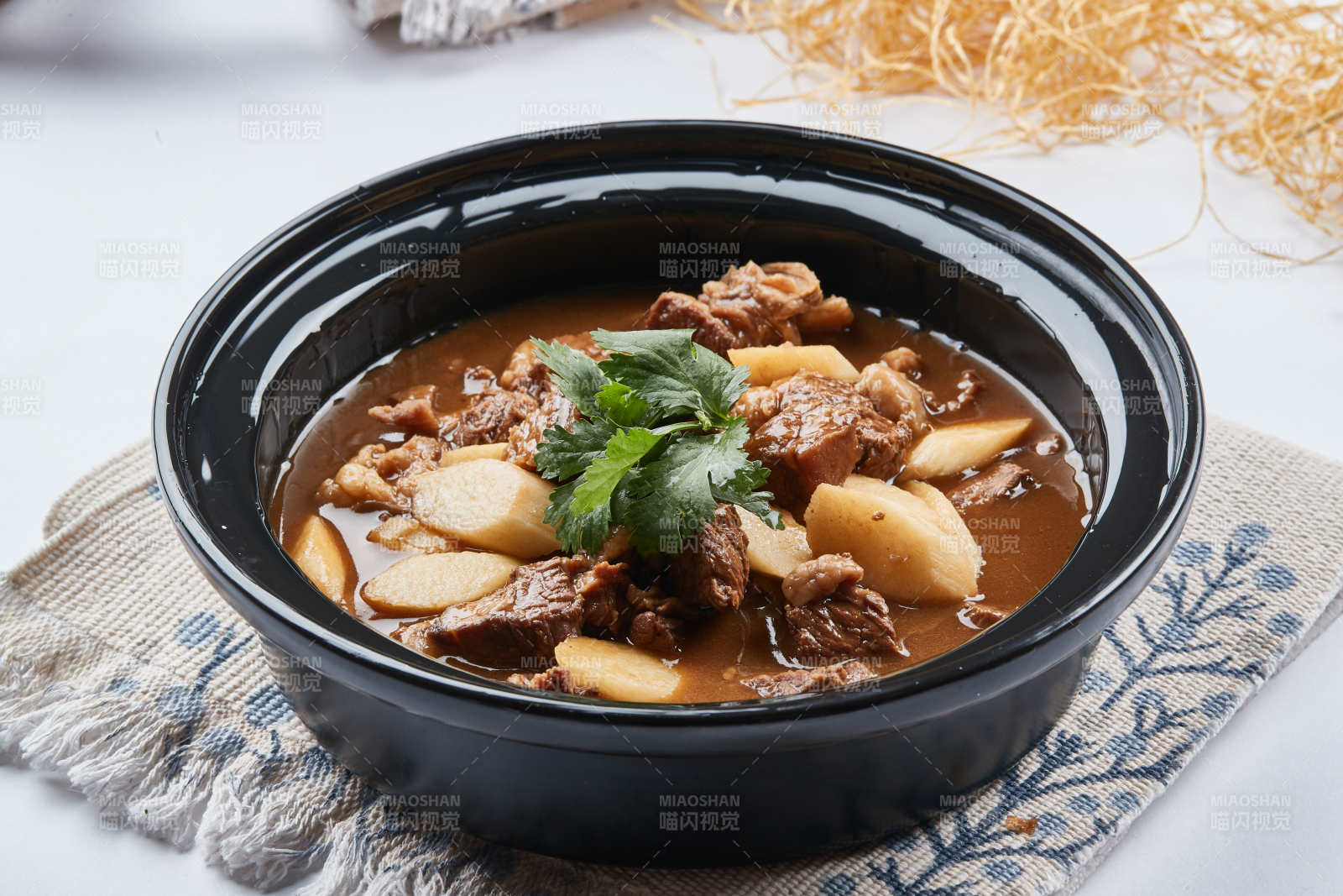 砂锅牛腩烧马牙山药图片