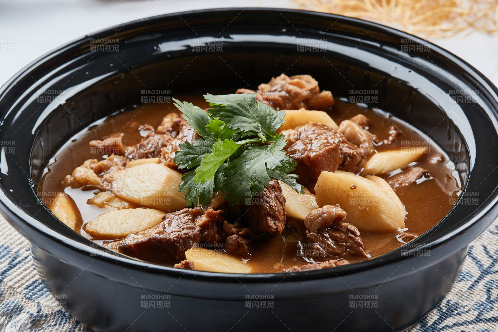 砂锅牛腩烧马牙山药图片