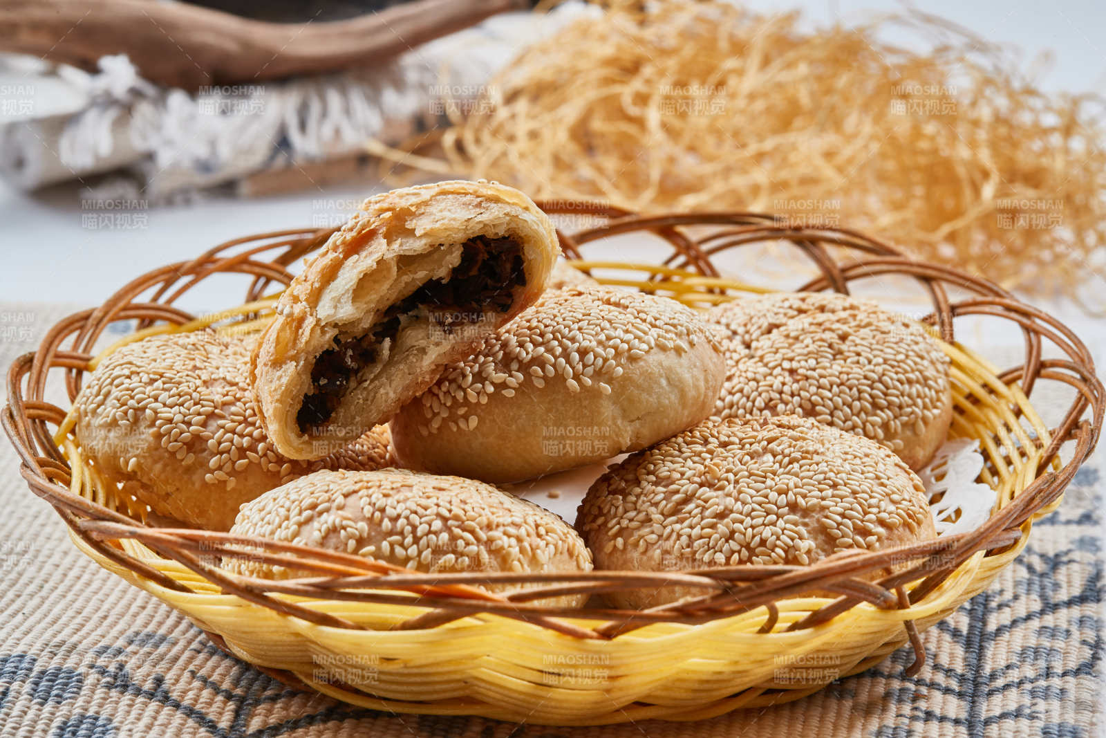 白色瓷盘装的酱肉锅盔图片