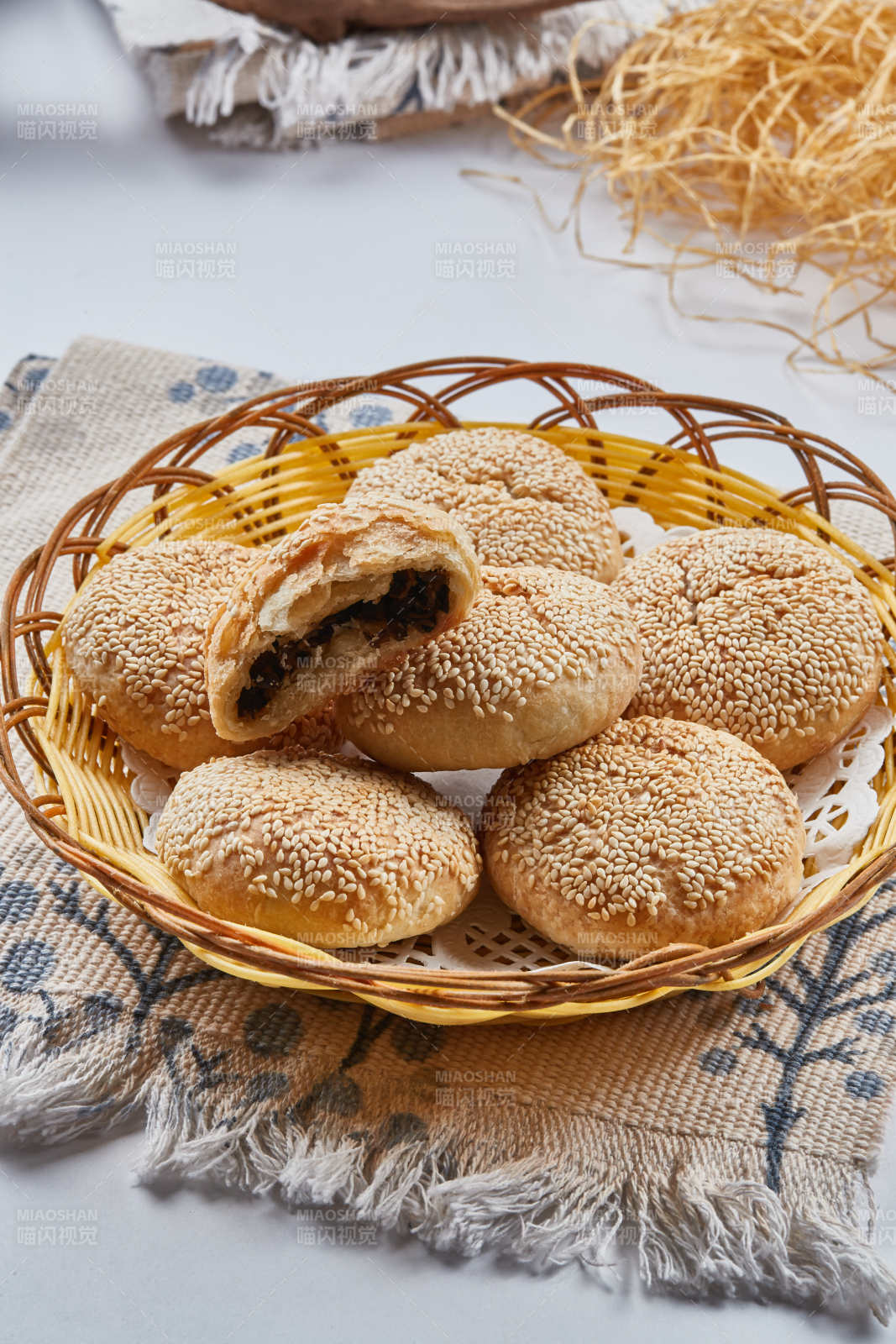 白色瓷盘装的酱肉锅盔图片