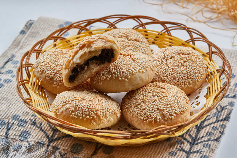 白色瓷盘装的酱肉锅盔图片