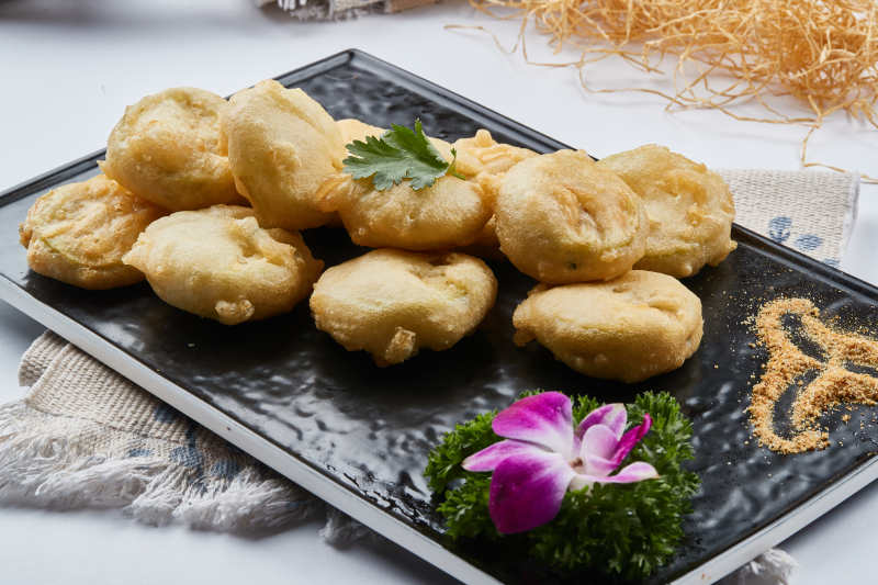 白色圆盘装的香炸茄盒图片