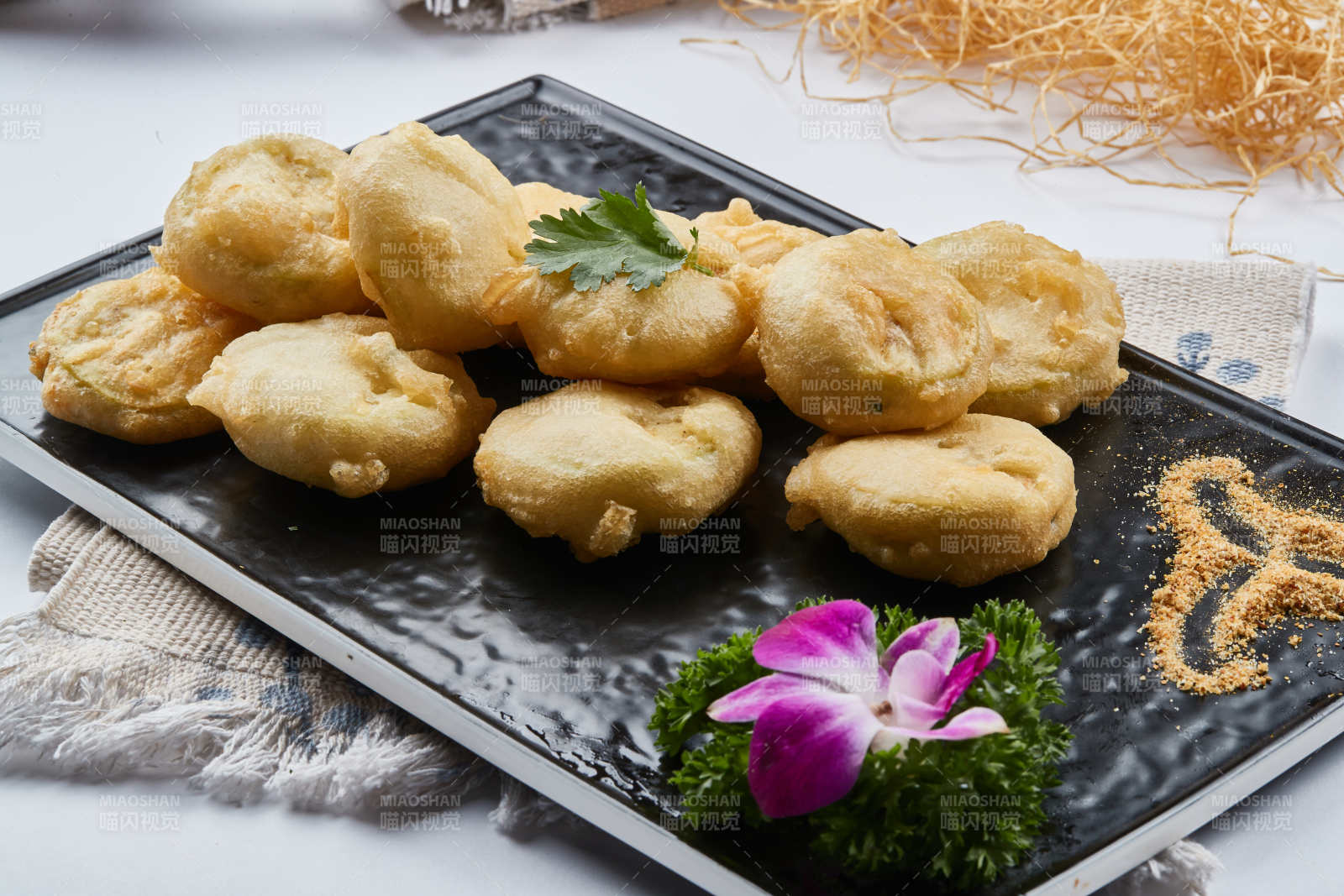 白色圆盘装的香炸茄盒图片