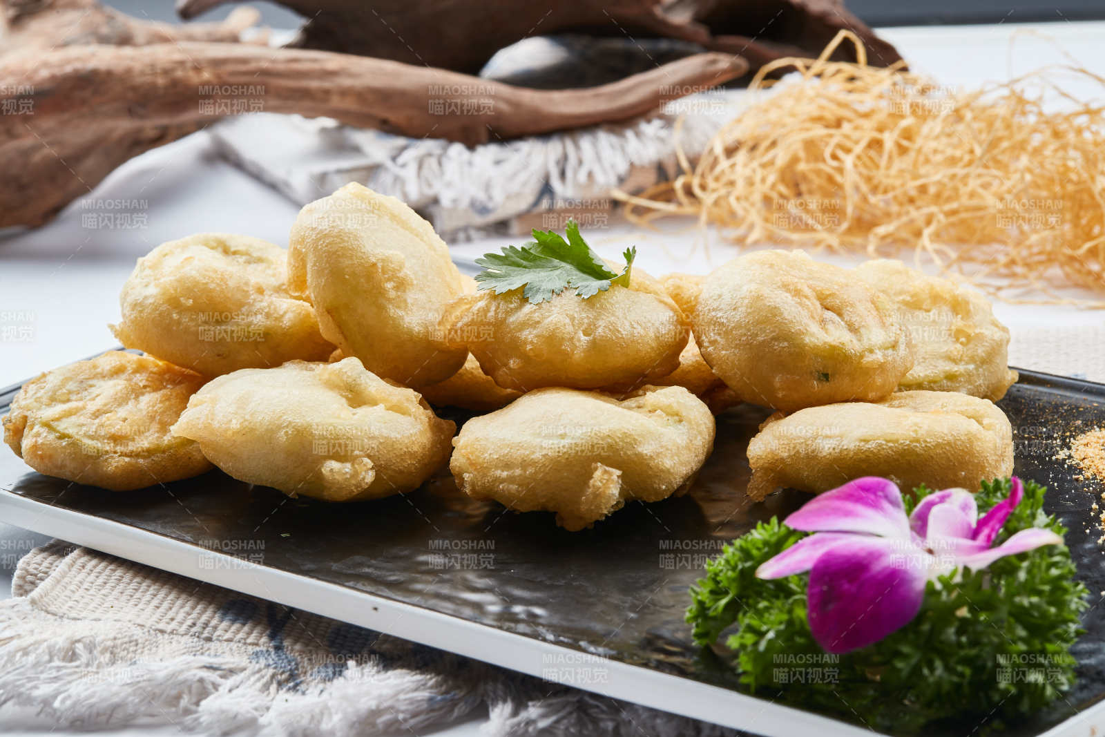 白色圆盘装的香炸茄盒图片