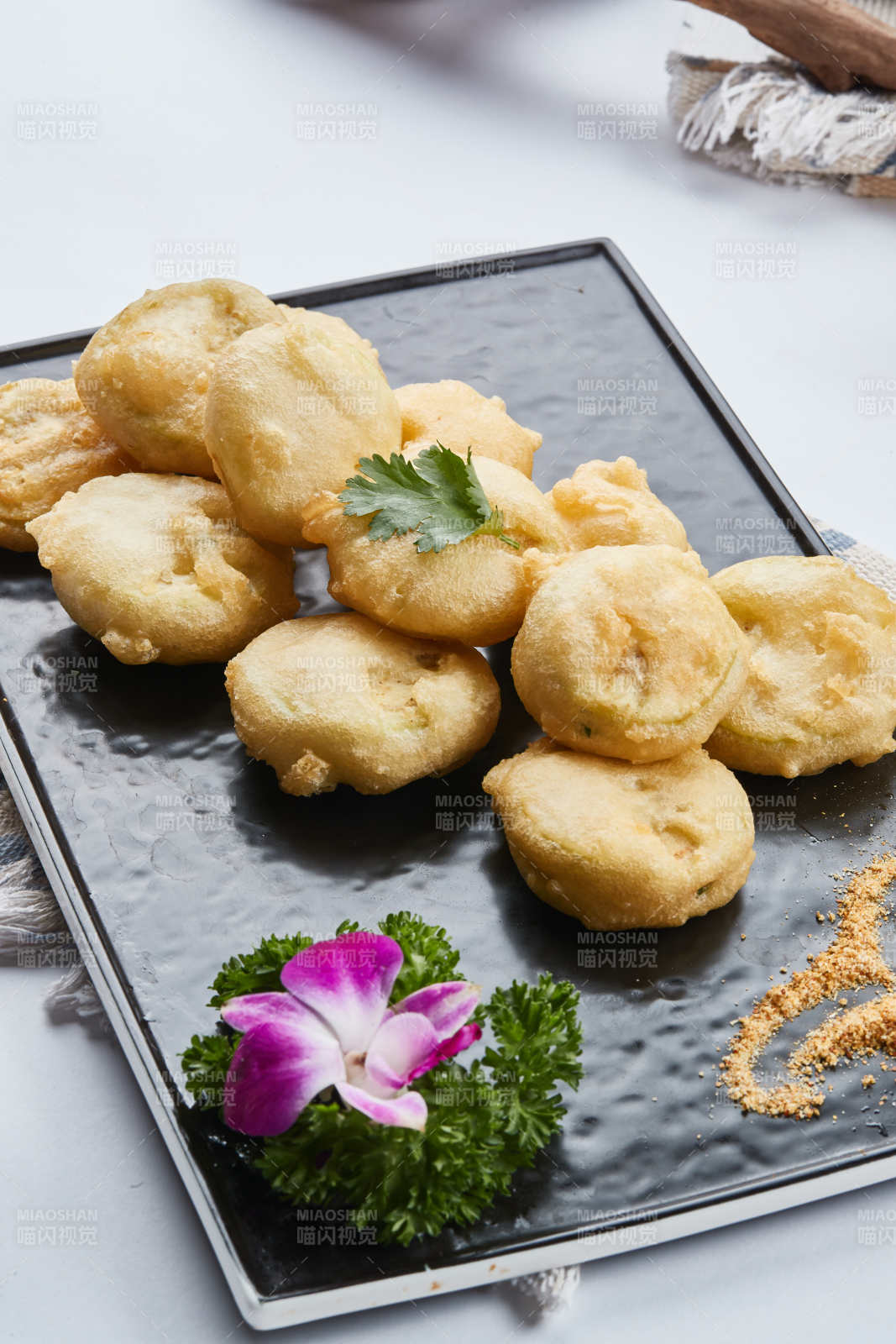 白色圆盘装的香炸茄盒图片