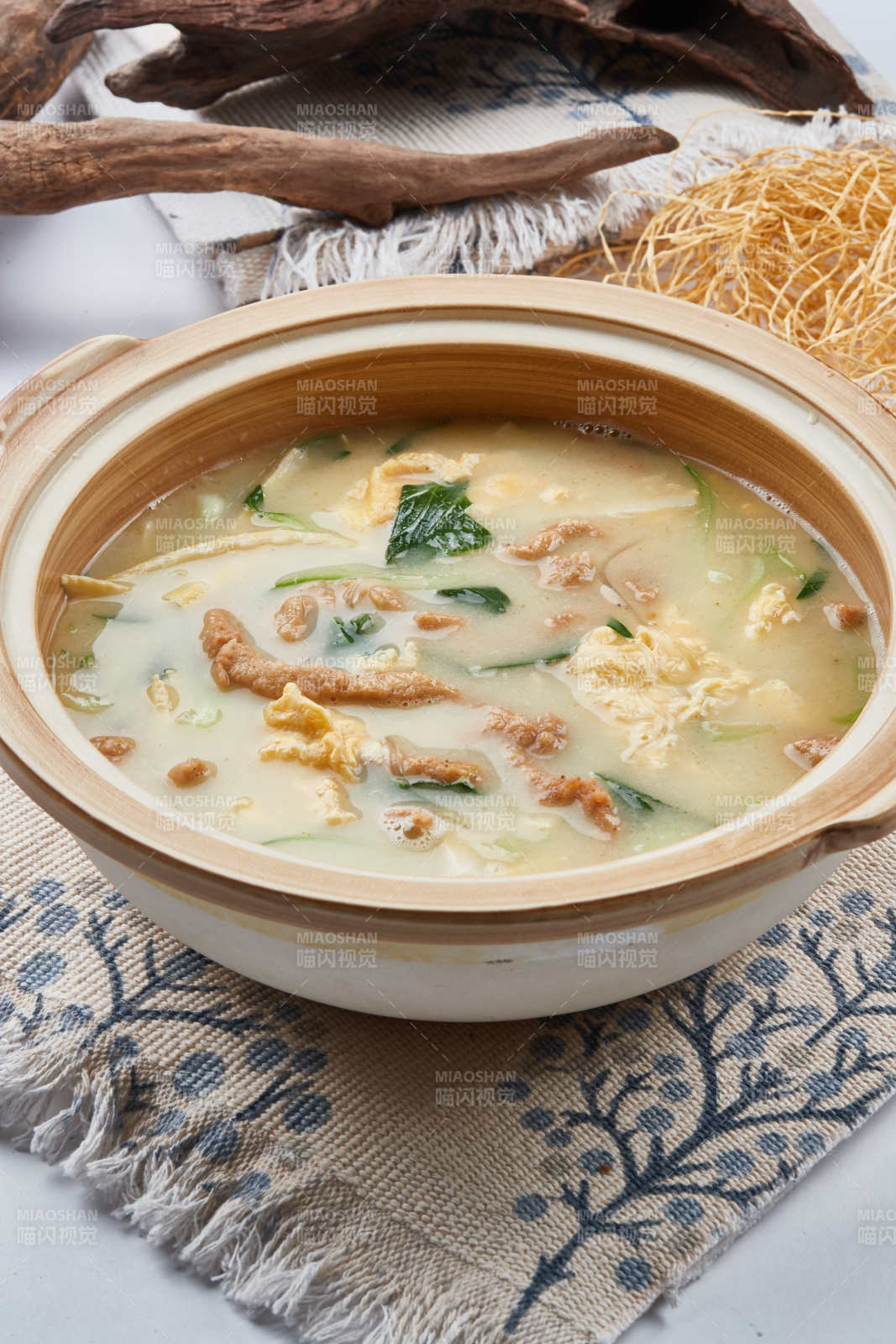 砂锅酥肉油炸豆腐面筋蔬菜煲图片