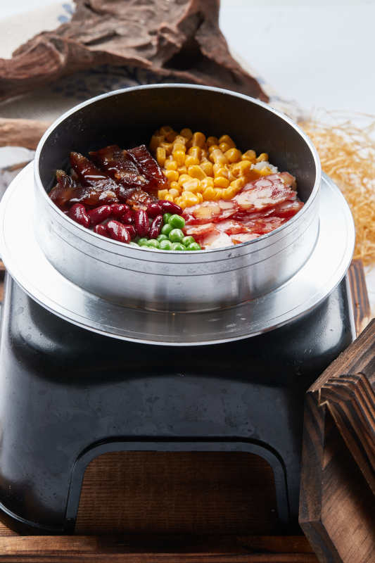 港式茶餐腊味腊肠煲仔饭图片