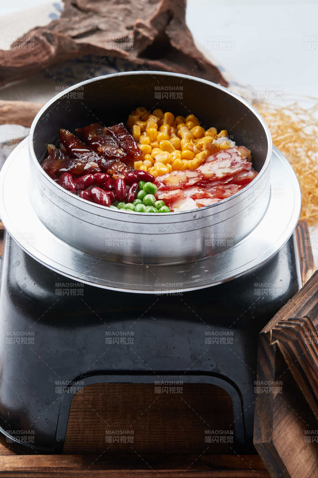 港式茶餐腊味腊肠煲仔饭图片