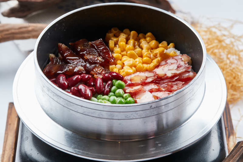 港式茶餐腊味腊肠煲仔饭图片