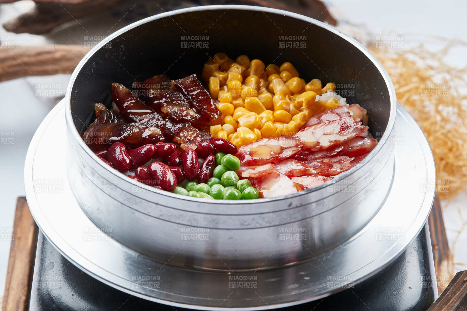 港式茶餐腊味腊肠煲仔饭图片